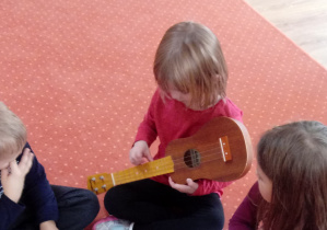 Dziewczynka gra na ukulele